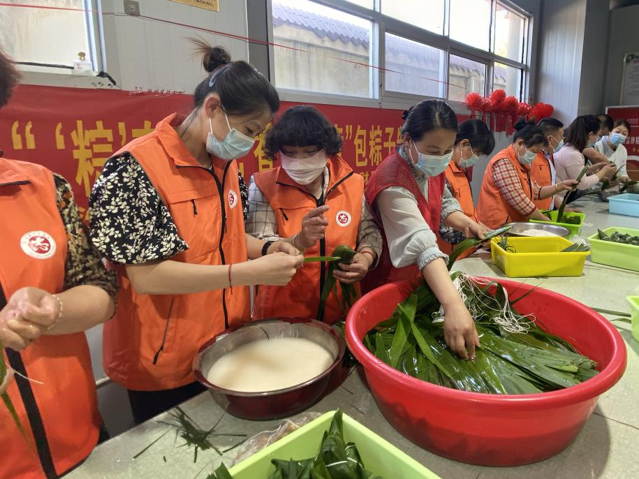 青口供電所黨支部聯(lián)合生產(chǎn)生活服務中心分會、黃沙坨社區(qū)，共同舉辦“悠悠艾草香 濃濃端午情”系列活動。.png